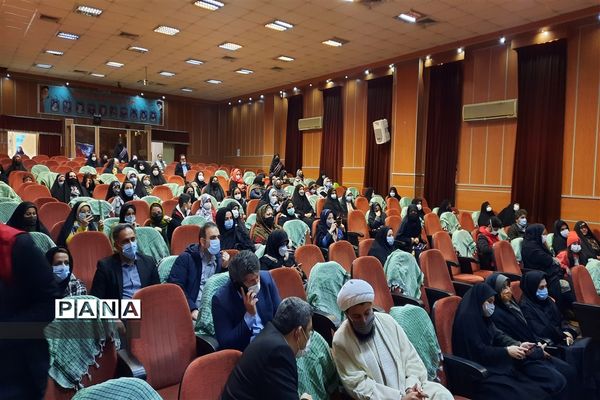 برگزاری جشن انقلاب و‌تجلیل از فرهنگیان وخانواده شهدا در قرچک