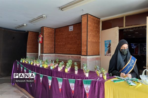 برگزاری جشن انقلاب و‌تجلیل از فرهنگیان وخانواده شهدا در قرچک