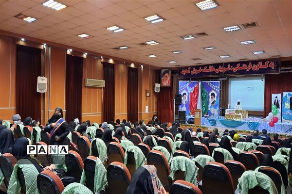 برگزاری جشن انقلاب و‌تجلیل از فرهنگیان وخانواده شهدا در قرچک