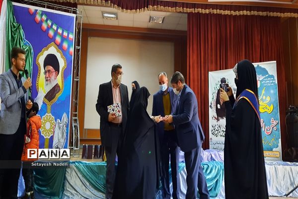 برگزاری جشن انقلاب و‌تجلیل از فرهنگیان وخانواده شهدا در قرچک