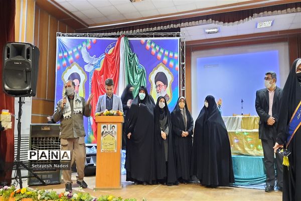 برگزاری جشن انقلاب و‌تجلیل از فرهنگیان وخانواده شهدا در قرچک