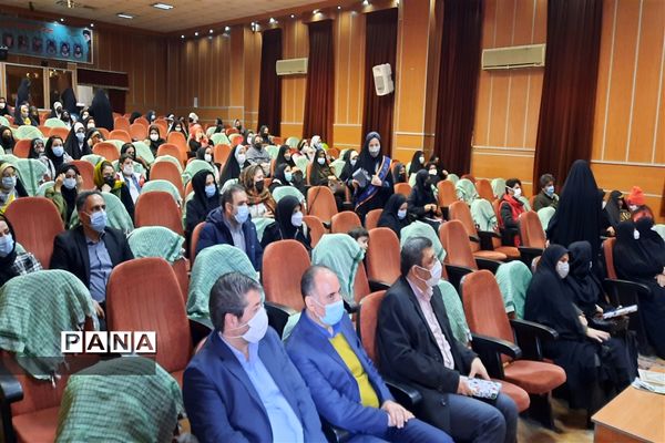 برگزاری جشن انقلاب و‌تجلیل از فرهنگیان وخانواده شهدا در قرچک