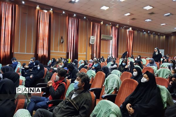 برگزاری جشن انقلاب و‌تجلیل از فرهنگیان وخانواده شهدا در قرچک