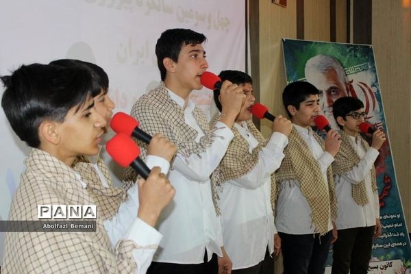 مراسم جشن انقلاب در آموزش و پرورش ناحیه یک قم