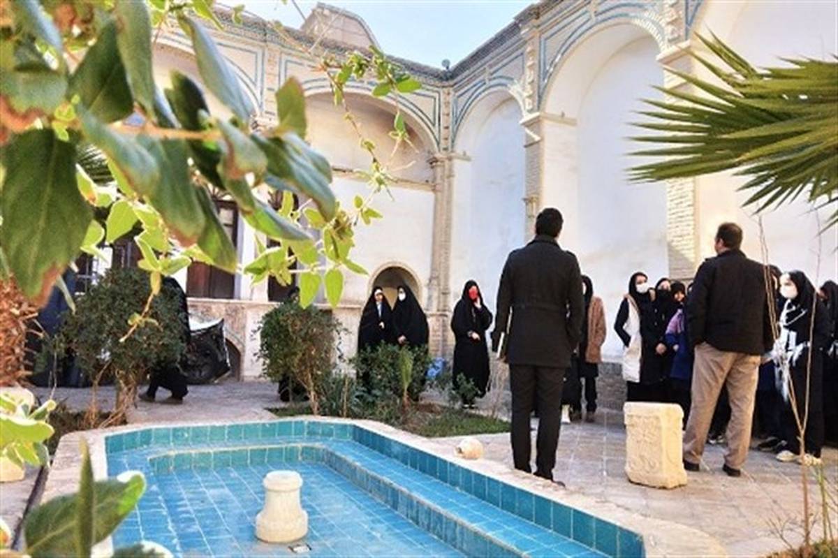 بازدید دانش‌آموزان هنرستان صباری قم از بیت تاریخی امام خمینی(ره)