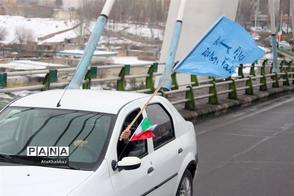 اهتزاز پرچم اقتدار در مراسم 22 بهمن
