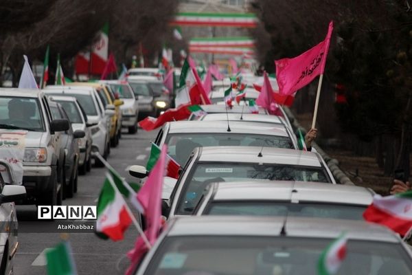 اهتزاز پرچم اقتدار در مراسم 22 بهمن