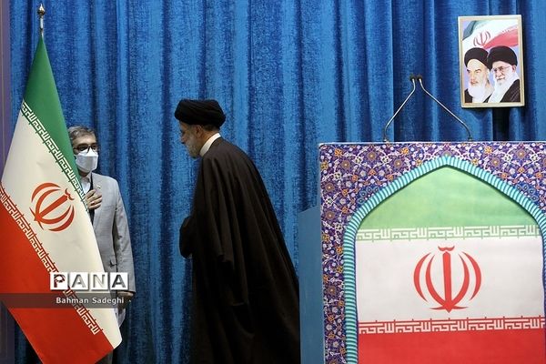 حضور رئیس جمهوری در نماز جمعه ۲۲ بهمن