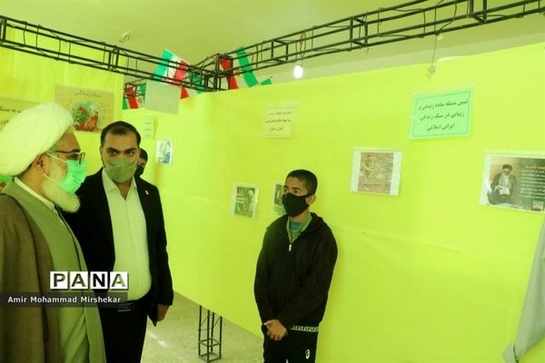 بازدید امام جمعه زابل از نمایشگاه مدرسه انقلاب
