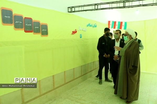 بازدید امام جمعه زابل از نمایشگاه مدرسه انقلاب