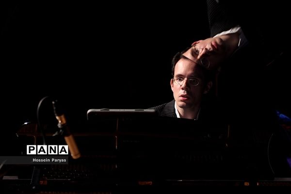 اجرای مورتس ارنست از آلمان در سی وهفتمین جشنواره موسیقی فجر
