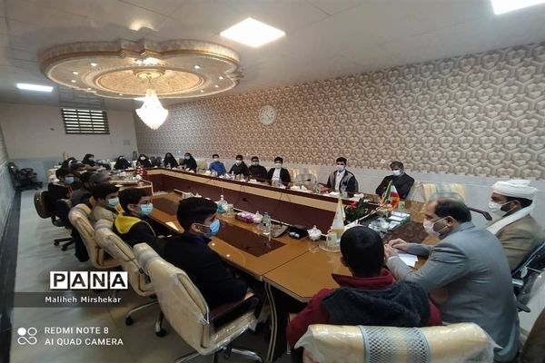 نشست اعضای مجلس دانش‌آموزی زابل با مسئولان شورای شهر و شهرداری