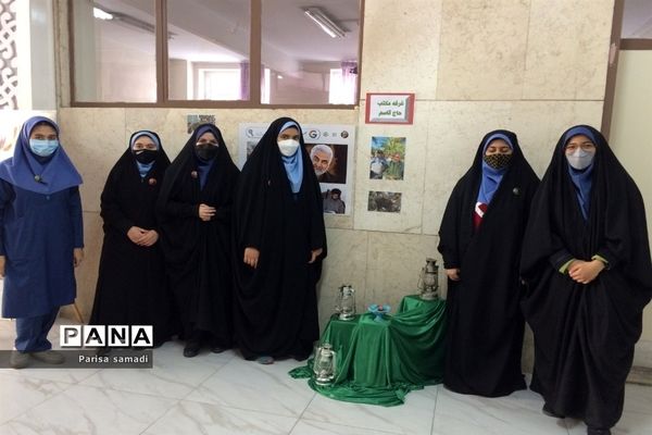 بازدید از نمایشگاه مدرسه انقلاب، دبیرستان فرزانگان ۴