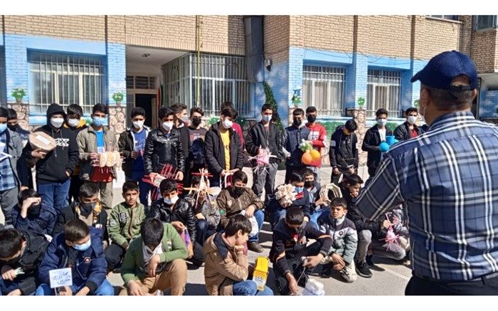 برگزاری مسابقه نجات تخم‌مرغ در دبیرستان شهید مطهری فلاورجان