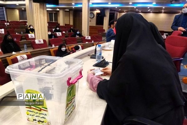انتخابات هیات رئیسه مجلس دانش‌آموزی دختران استان قم