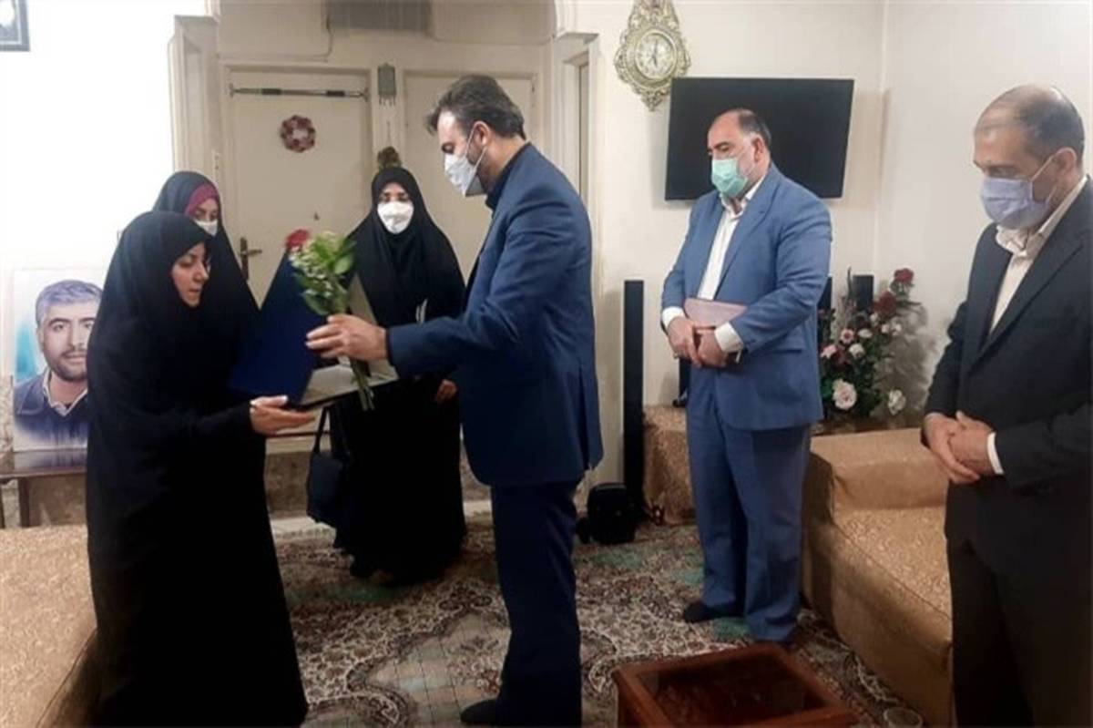 دیدار مدیرکل آموزش و پرورش شهرستان‌های استان تهران با خانواده شهید مدافع حرم