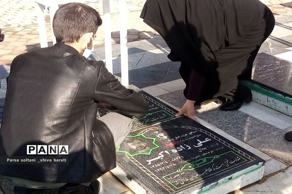 آیین غبارروبی و عطر افشانی مزار شهدا به‌مناسبت هفته کانون‌های فرهنگی تربیتی