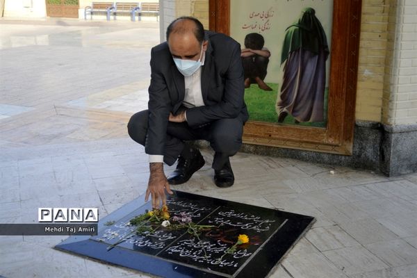 عطر افشانی ، غبار روبی و گلباران قبور مطهر شهدا در بوشهر