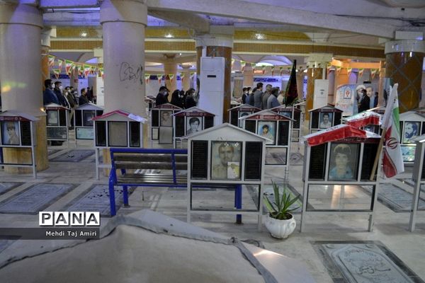 عطر افشانی ، غبار روبی و گلباران قبور مطهر شهدا در بوشهر