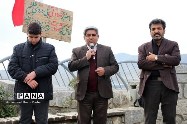 غبارروبی شهدای گمنام در هفته امور تربیتی ناحیه 3 مشهد