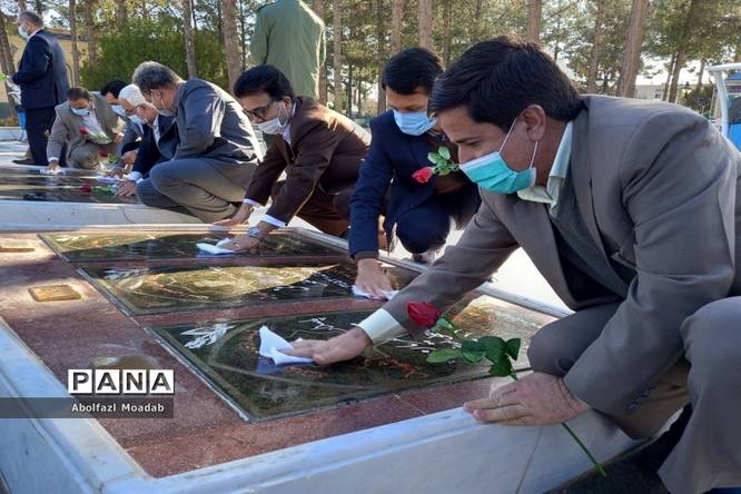 غبارروبی مزار شهدا توسط معاونان پرورشی مدارس کاشمر