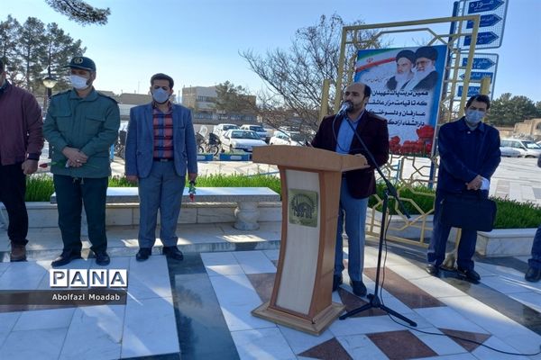 غبارروبی مزار شهدا توسط معاونان پرورشی مدارس کاشمر