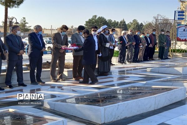 غبارروبی مزار شهدا توسط معاونان پرورشی مدارس کاشمر