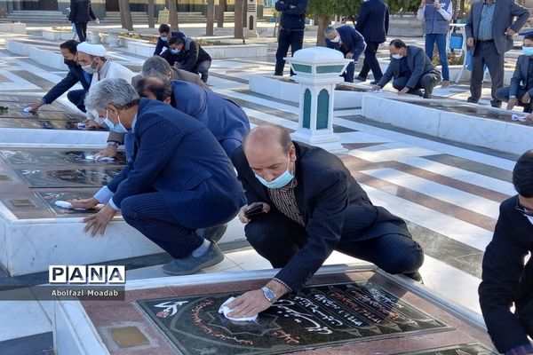 غبارروبی مزار شهدا توسط معاونان پرورشی مدارس کاشمر