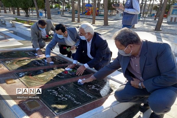 غبارروبی مزار شهدا توسط معاونان پرورشی مدارس کاشمر