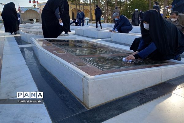 غبارروبی مزار شهدا توسط معاونان پرورشی مدارس کاشمر