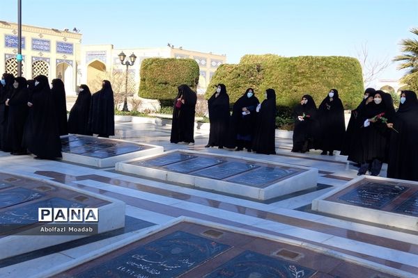 غبارروبی مزار شهدا توسط معاونان پرورشی مدارس کاشمر