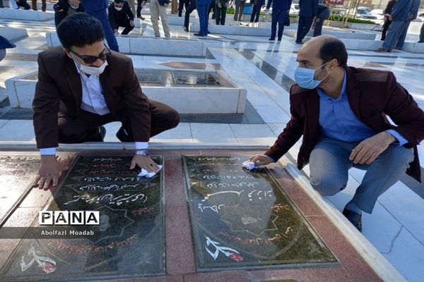 غبارروبی مزار شهدا توسط معاونان پرورشی مدارس کاشمر