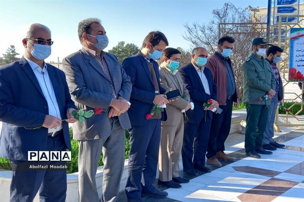 غبارروبی مزار شهدا توسط معاونان پرورشی مدارس کاشمر