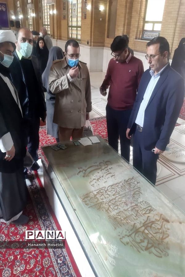 تجدید میثاق کارکنان حوزه معاونت پرورشی وتربیت بدنی شهریار با آرمان‌های امام راحل(ره)