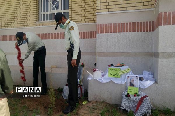 کاشت نهال به یاد سردار شهید حاج قاسم سلیمانی در آموزشگاه دارابگرد
