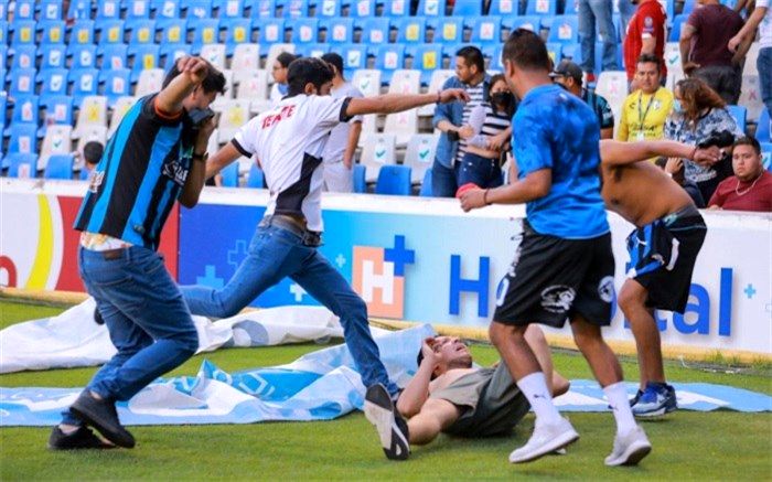 اتفاق تلخ در لیگ برتر مکزیک؛ 24 نفر در یک دیدار فوتبال کشته شدند