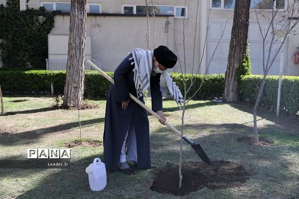 کاشت نهال توسط رهبر معظم انقلاب به مناسبت روز درختکاری