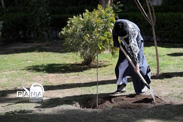 کاشت نهال توسط رهبر معظم انقلاب به مناسبت روز درختکاری