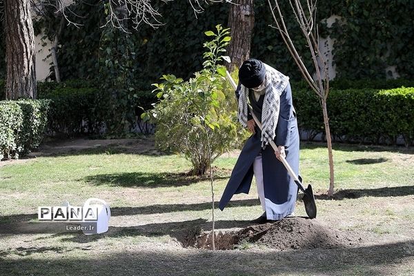 کاشت نهال توسط رهبر معظم انقلاب به مناسبت روز درختکاری