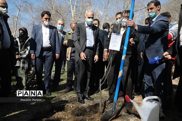 آیین روز درختکاری در اردوگاه شهید باهنر تهران