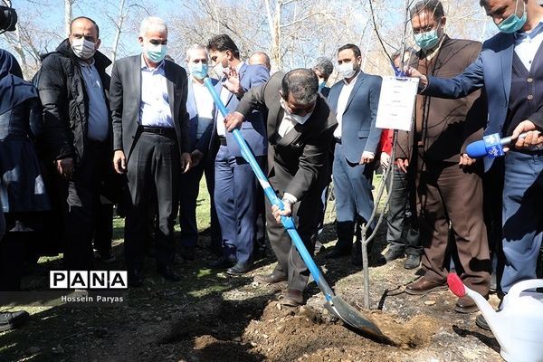 آیین روز درختکاری در اردوگاه شهید باهنر تهران