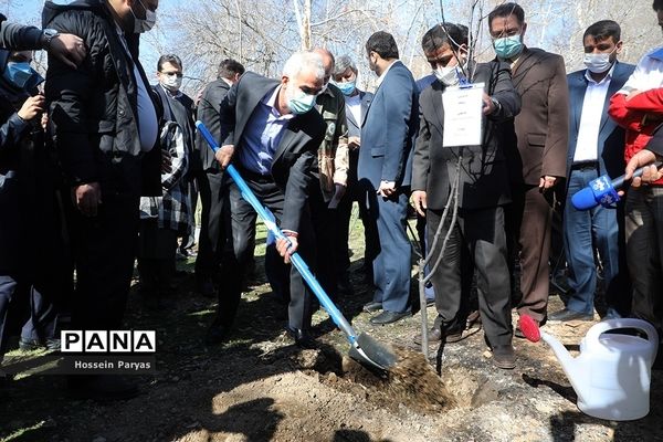 آیین روز درختکاری در اردوگاه شهید باهنر تهران