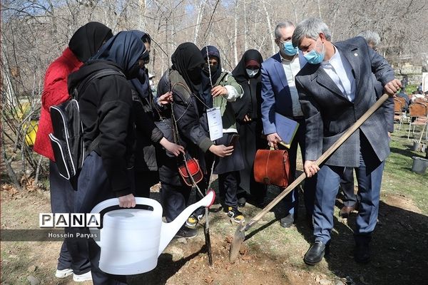 آیین روز درختکاری در اردوگاه شهید باهنر تهران