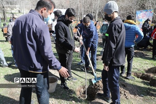 آیین روز درختکاری در اردوگاه شهید باهنر تهران