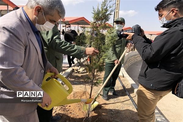 به نام هرشهید یک درخت در اردوگاه دانش‌آموزی بجنورد غرس شد