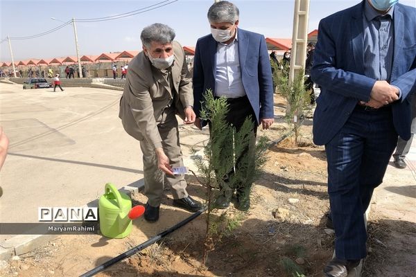 به نام هرشهید یک درخت در اردوگاه دانش‌آموزی بجنورد غرس شد