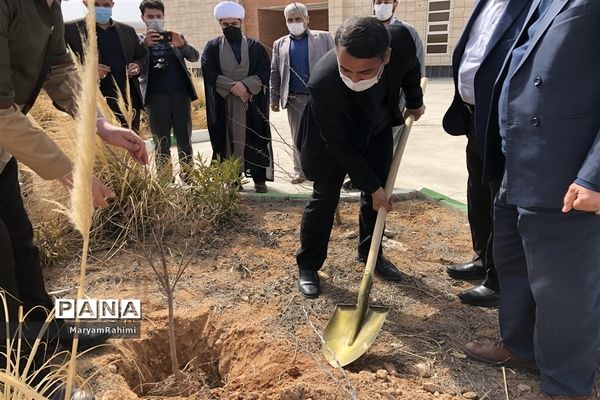 به نام هرشهید یک درخت در اردوگاه دانش‌آموزی بجنورد غرس شد