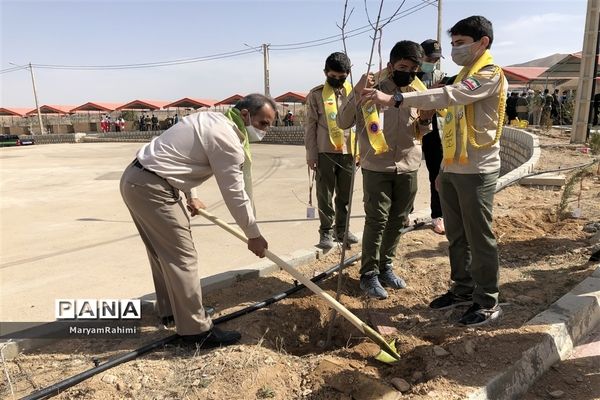 به نام هرشهید یک درخت در اردوگاه دانش‌آموزی بجنورد غرس شد