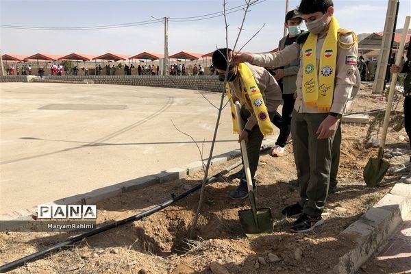 به نام هرشهید یک درخت در اردوگاه دانش‌آموزی بجنورد غرس شد