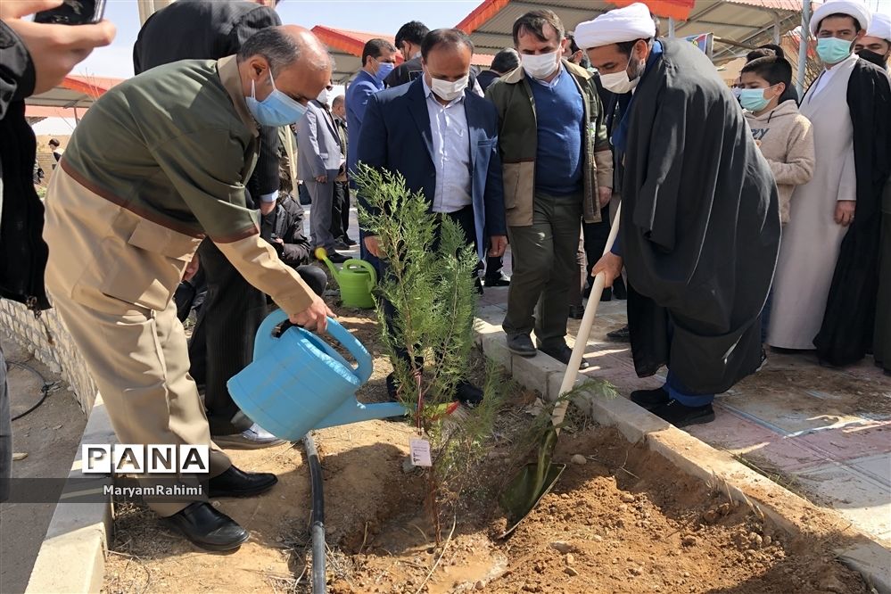 به نام هرشهید یک درخت در اردوگاه دانش‌آموزی بجنورد غرس شد